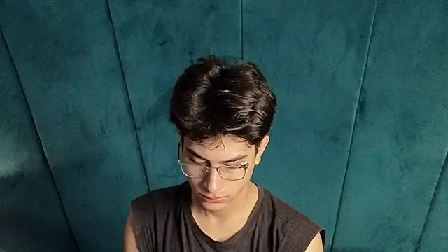 Snapshot of Aaron_Eze chatting on October 29, 2025, 11:47 pm Aaron Eze online show from October 29, 2025, 11:47 pm