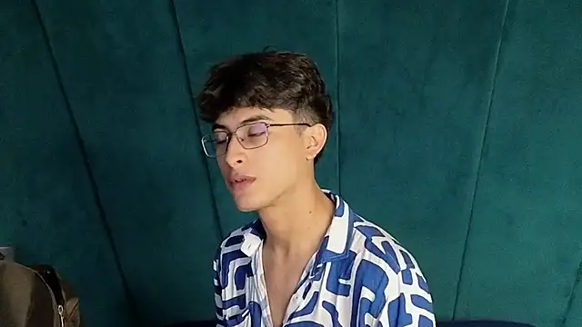 Snapshot of Aaron_Eze chatting on November 20, 2025, 9:04 pm Aaron Eze online show from November 20, 2025, 9:04 pm