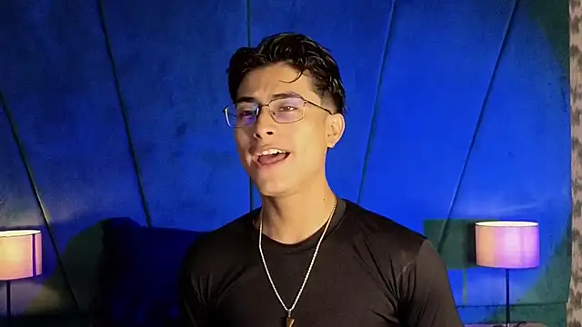 Snapshot of Aaron_Eze chatting on December 2, 2025, 10:11 pm Aaron Eze online show from December 2, 2025, 10:11 pm