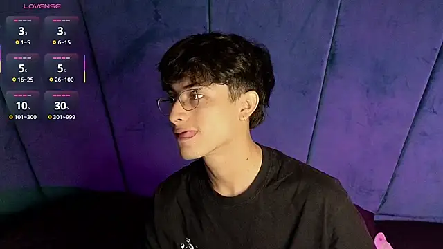 Snapshot of Aaron_Eze chatting on October 24, 2025, 10:20 pm Aaron Eze online show from October 24, 2025, 10:20 pm