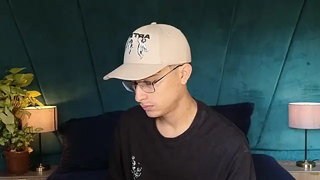 Snapshot of Aaron_Eze chatting on November 30, 2025, 1:12 pm Aaron Eze online show from November 30, 2025, 1:12 pm