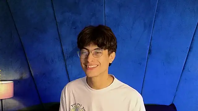 Snapshot of Aaron_Eze chatting on November 4, 2025, 10:13 pm Aaron Eze online show from November 4, 2025, 10:13 pm