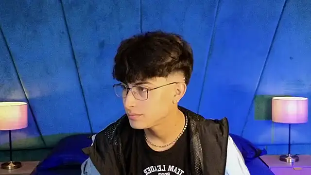 Snapshot of Aaron_Eze chatting on November 26, 2025, 10:32 pm Aaron Eze online show from November 26, 2025, 10:32 pm