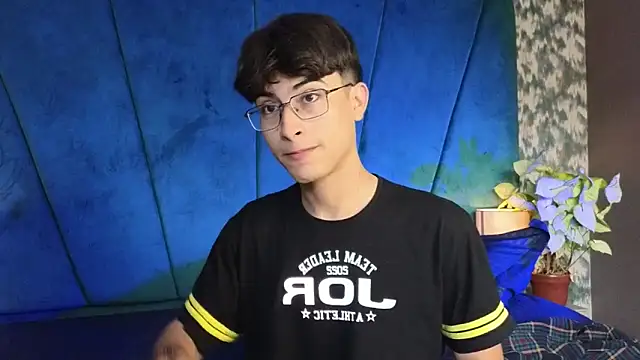 Snapshot of Aaron_Eze chatting on November 16, 2025, 8:24 pm Aaron Eze online show from November 16, 2025, 8:24 pm