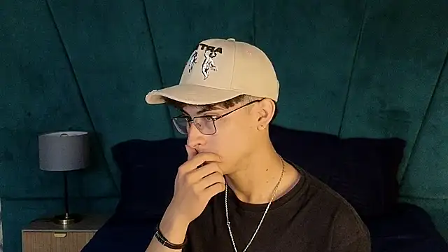 Snapshot of Aaron_Eze chatting on December 3, 2025, 9:47 pm Aaron Eze online show from December 3, 2025, 9:47 pm