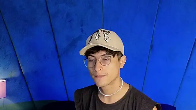 Snapshot of Aaron_Eze chatting on October 28, 2025, 9:25 pm Aaron Eze online show from October 28, 2025, 9:25 pm