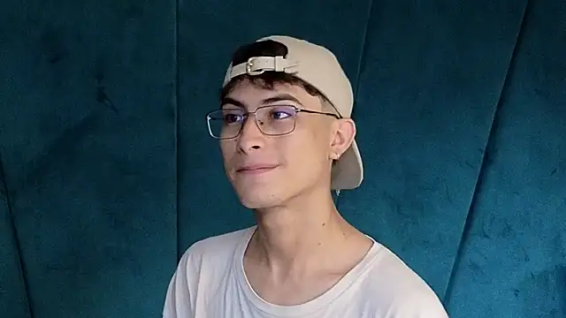 Snapshot of Aaron_Eze chatting on November 8, 2025, 8:01 pm Aaron Eze online show from November 8, 2025, 8:01 pm