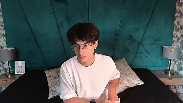 Snapshot of Aaron_Eze chatting on May 9, 2026, 1:58 pm Aaron Eze online show from May 9, 2026, 1:58 pm