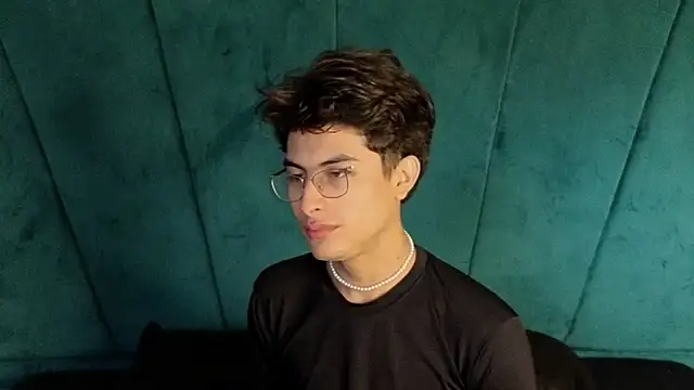 Snapshot of Aaron_Eze chatting on October 31, 2025, 9:32 pm Aaron Eze online show from October 31, 2025, 9:32 pm