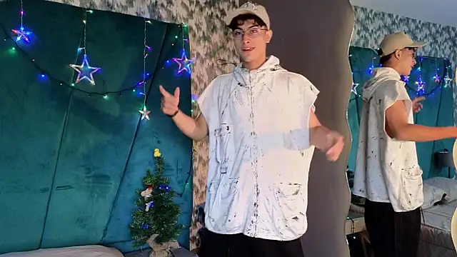 Snapshot of Aaron_Eze chatting on December 5, 2025, 8:39 pm Aaron Eze online show from December 5, 2025, 8:39 pm