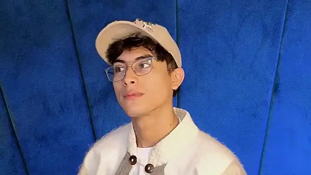 Snapshot of Aaron_Eze chatting on October 26, 2025, 8:53 pm Aaron Eze online show from October 26, 2025, 8:53 pm