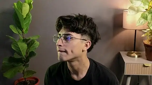 Snapshot of Aaron_Eze chatting on November 17, 2025, 9:19 pm Aaron Eze online show from November 17, 2025, 9:19 pm