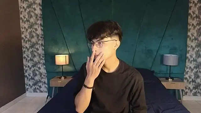 Snapshot of Aaron_Eze chatting on November 29, 2025, 9:26 pm Aaron Eze online show from November 29, 2025, 9:26 pm