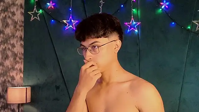 Snapshot of Aaron_Eze chatting on December 15, 2025, 9:09 pm Aaron Eze online show from December 15, 2025, 9:09 pm