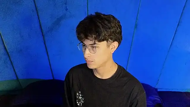 Snapshot of Aaron_Eze chatting on October 25, 2025, 9:15 pm Aaron Eze online show from October 25, 2025, 9:15 pm