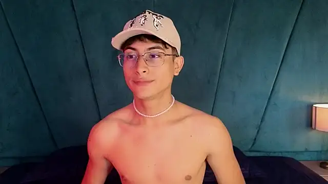 Snapshot of Aaron_Eze chatting on November 21, 2025, 8:19 pm Aaron Eze online show from November 21, 2025, 8:19 pm