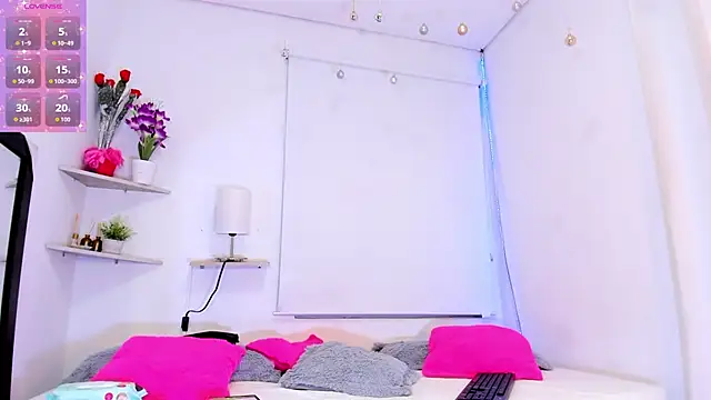 isa taylorr  online show from December 3, 2025, 12:15 pm