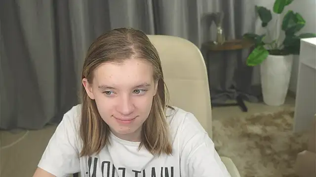 Snapshot of VestaRonan chatting on October 22, 2025, 1:43 pm VestaRonan online show from October 22, 2025, 1:43 pm