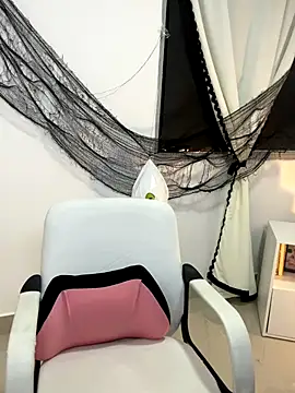 Snapshot of kit_katt chatting on October 19, 2025, 1:19 am kit katt online show from October 19, 2025, 1:19 am