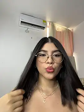 Julietalcl online show from April 29, 2026, 8:15 pm