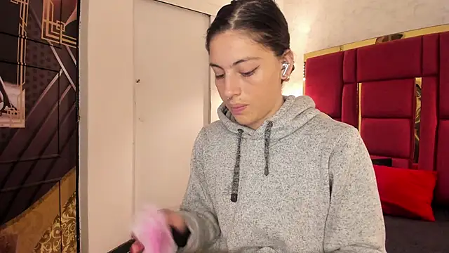 Snapshot of moon_winy chatting on November 5, 2025, 11:35 am moon winy online show from November 5, 2025, 11:35 am