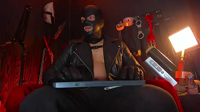 Snapshot of Master_Connor_BDSM chatting on August 5, 2026, 10:37 pm Master Connor BDSM online show from August 5, 2026, 10:37 pm