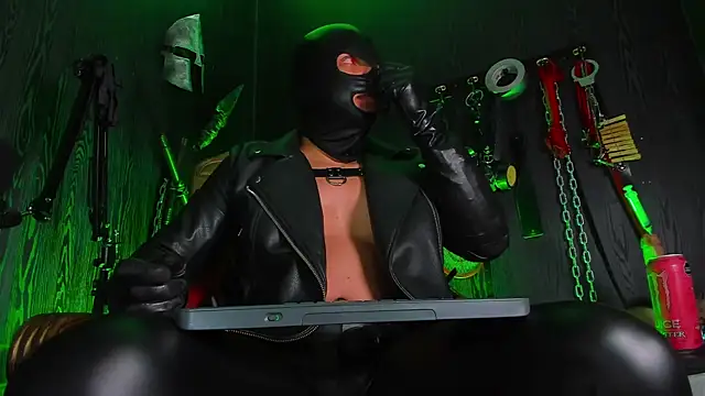 Snapshot of Master_Connor_BDSM chatting on July 15, 2026, 10:06 pm Master Connor BDSM online show from July 15, 2026, 10:06 pm