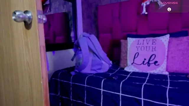 camila  bouzas online show from February 17, 2026, 12:02 pm