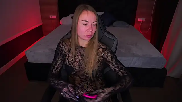 Snapshot of VixenMuse chatting on December 3, 2025, 9:14 pm VixenMuse online show from December 3, 2025, 9:14 pm