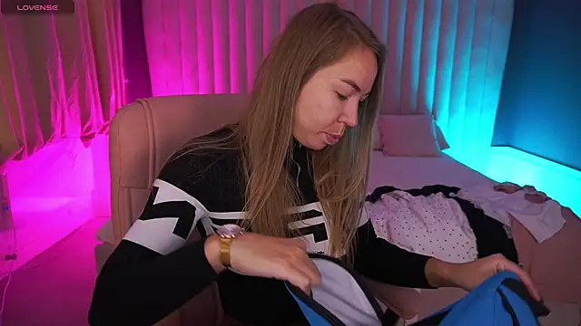 Snapshot of VixenMuse chatting on October 28, 2025, 6:45 am VixenMuse online show from October 28, 2025, 6:45 am