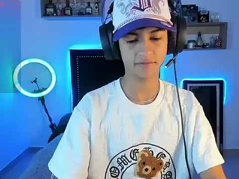 Snapshot of Alejo_Desire chatting on November 10, 2025, 3:55 am Alejo Desire online show from November 10, 2025, 3:55 am