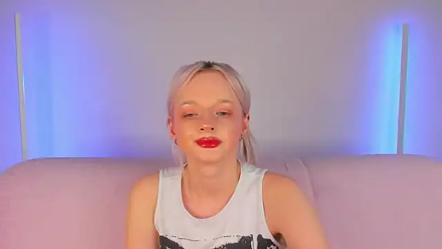 Snapshot of AlessaKiss chatting on June 8, 2026, 2:45 am AlessaKiss online show from June 8, 2026, 2:45 am