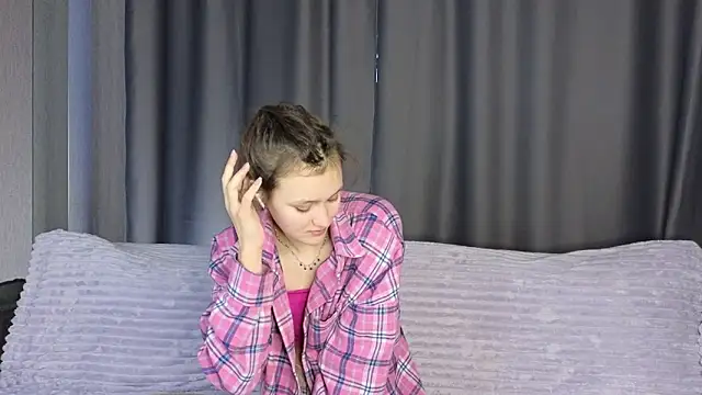 Snapshot of FoxFever chatting on December 14, 2025, 6:19 am FoxFever online show from December 14, 2025, 6:19 am