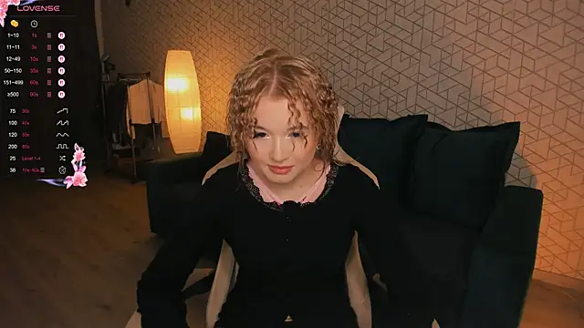 Snapshot of NayaValen chatting on November 10, 2025, 3:22 am NayaValen online show from November 10, 2025, 3:22 am