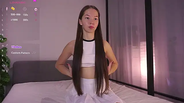 Snapshot of MayaHjelm chatting on October 25, 2025, 5:39 am MayaHjelm online show from October 25, 2025, 5:39 am