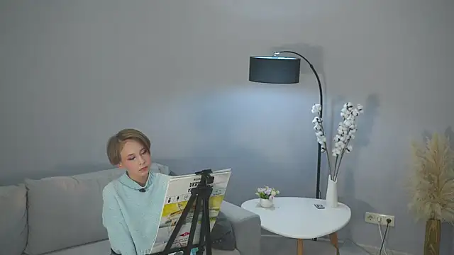 Snapshot of SabraDonkle chatting on October 19, 2025, 10:51 am SabraDonkle online show from October 19, 2025, 10:51 am