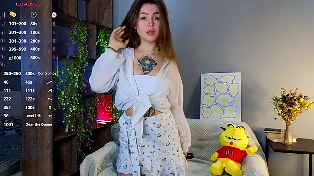 Snapshot of TinyMollys chatting on November 4, 2025, 9:46 am TinyMollys online show from November 4, 2025, 9:46 am