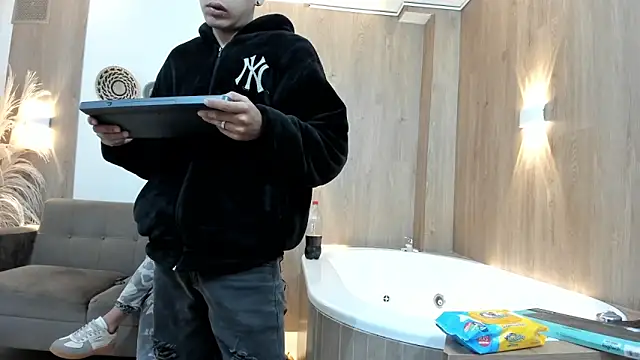 hoot booys  online show from November 27, 2025, 7:47 pm