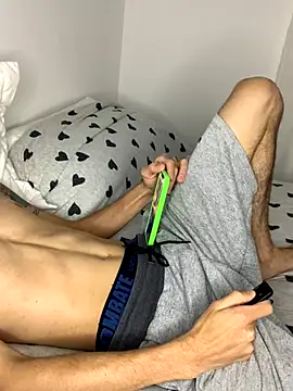 leozin01 online show from December 3, 2025, 11:14 pm