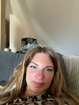 Snapshot of kinkysarahx chatting on July 12, 2026, 9:43 am kinkysarahx online show from July 12, 2026, 9:43 am