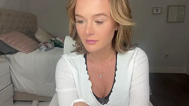 Snapshot of Amberjayxox0 chatting on November 5, 2025, 2:14 am Amberjayxox0 online show from November 5, 2025, 2:14 am