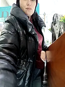 Snapshot of Luna_7777 chatting on February 15, 2026, 1:21 pm Luna 7777 online show from February 15, 2026, 1:21 pm