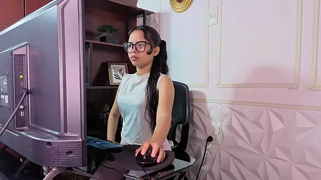 sharon ivanna12 online show from May 2, 2026, 7:41 pm