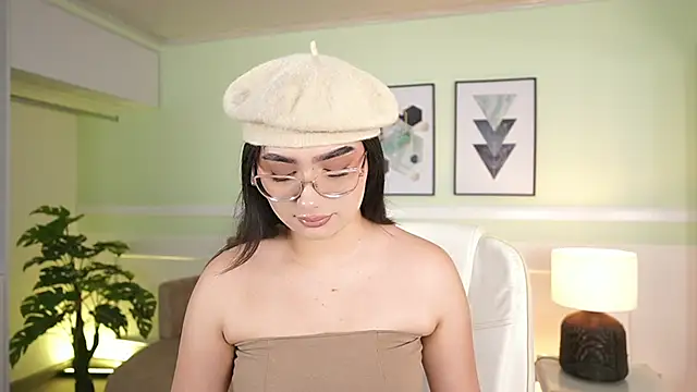 Snapshot of EmilyTurneer chatting on November 19, 2025, 7:14 pm EmilyTurneer online show from November 19, 2025, 7:14 pm