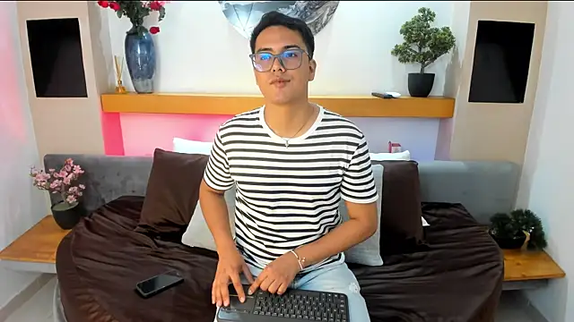 JohnBelRose online show from December 19, 2025, 6:43 pm