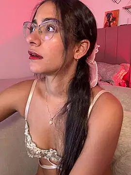 Snapshot of elegant__rouse chatting on July 6, 2026, 9:28 pm elegant rouse online show from July 6, 2026, 9:28 pm