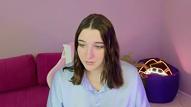 AnnieDodge online show from October 18, 2025, 5:53 am