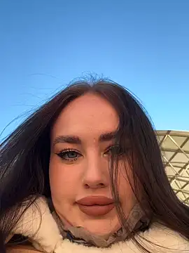 KiraSunshine online show from November 17, 2025, 3:54 am