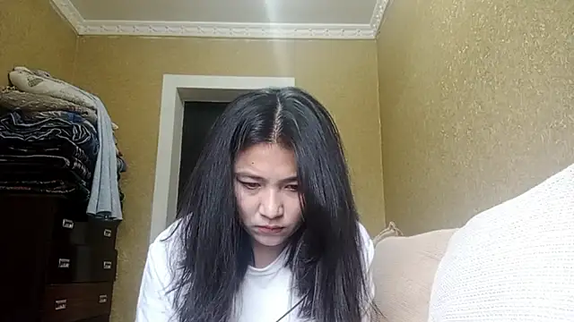 Snapshot of LinneaHyles chatting on November 4, 2025, 4:05 am LinneaHyles online show from November 4, 2025, 4:05 am