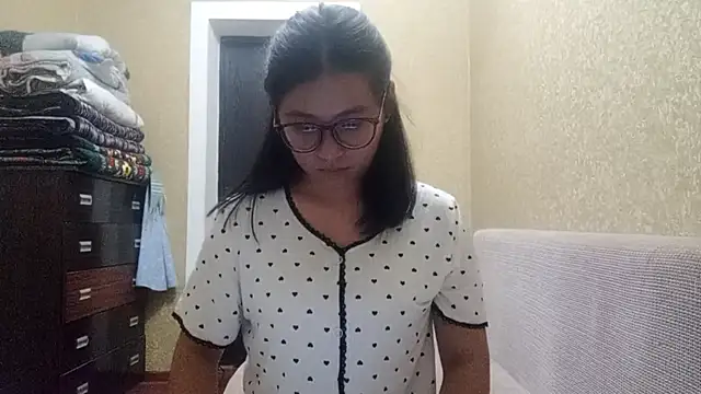 Snapshot of LinneaHyles chatting on November 17, 2025, 1:15 pm LinneaHyles online show from November 17, 2025, 1:15 pm